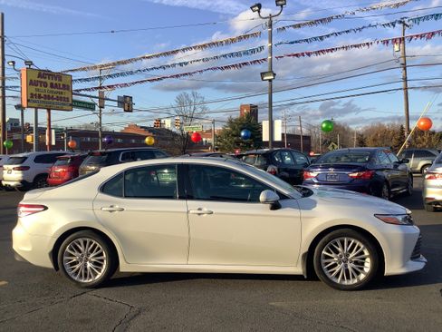 Used 2018 Toyota Camry XLE image 9