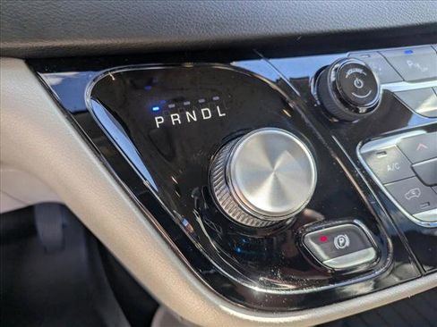 Used 2022 Chrysler Pacifica Touring-L image 11