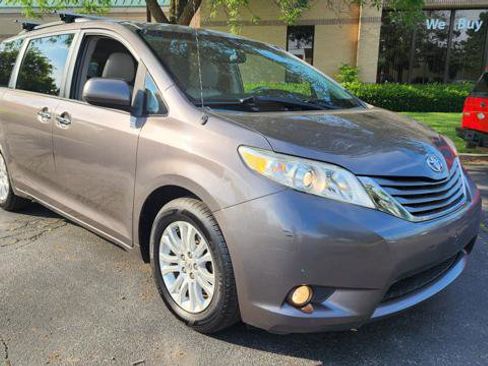 Used 2013 Toyota Sienna XLE w/ Entertainment Pkg image 12