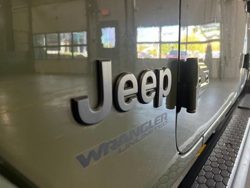 Used 2022 Jeep Wrangler Unlimited Sahara AWD/4WD image 9