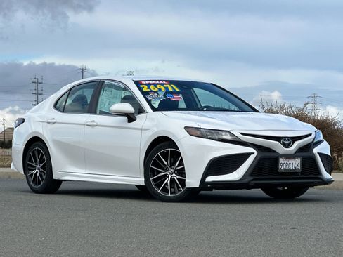Used 2023 Toyota Camry SE image 2