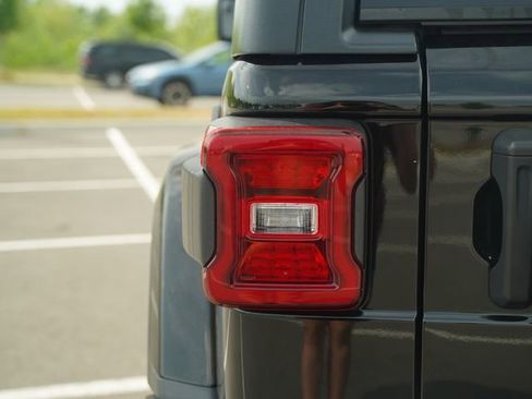 Used 2021 Jeep Wrangler Unlimited Sahara w/ LED Lighting Group AWD/4WD image 41