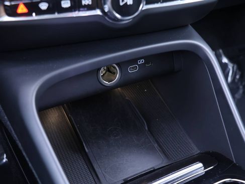 Certified 2024 Volvo XC40 B5 Plus w/ Protection Package Premier image 13