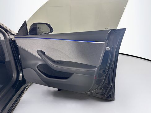 Used 2025 Tesla Model 3 Long Range image 32