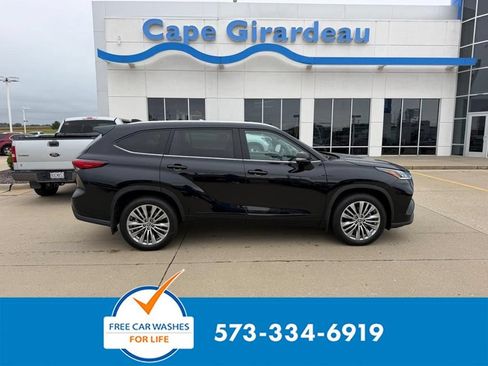 Used 2023 Toyota Highlander Platinum AWD/4WD image 1