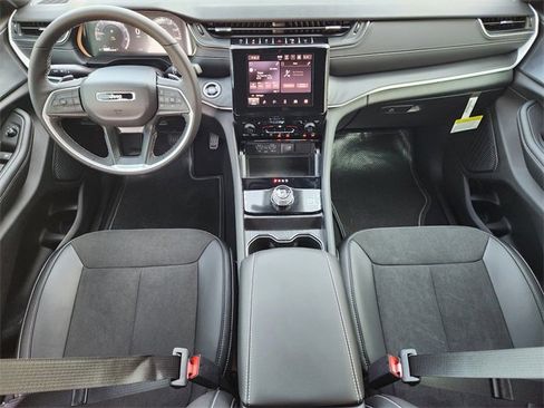 New 2025 Jeep Grand Cherokee L Altitude image 18