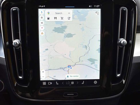 Used 2025 Volvo XC40 B5 Core image 18