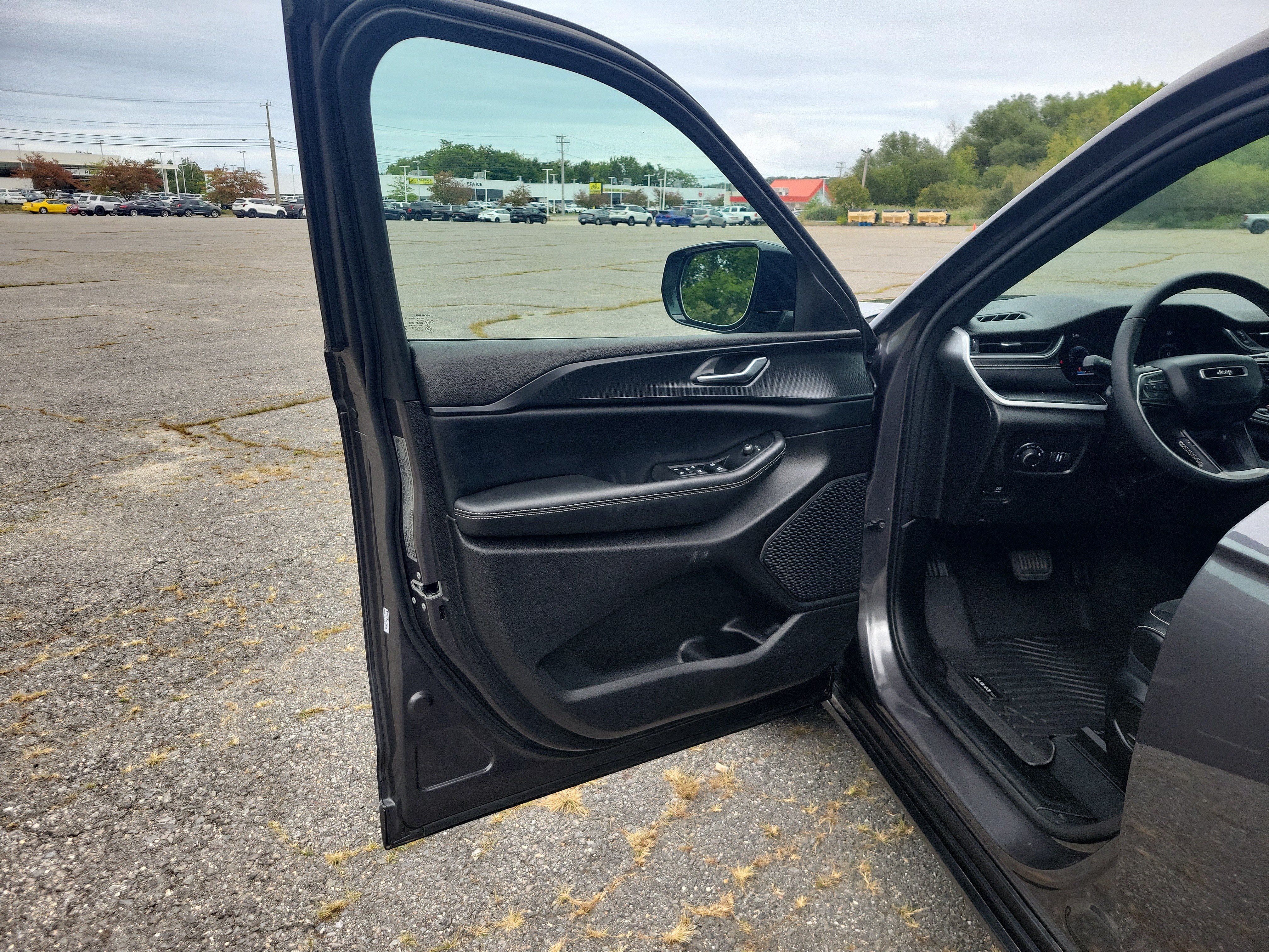 Used 2024 Jeep Grand Cherokee L Laredo RWD image 15