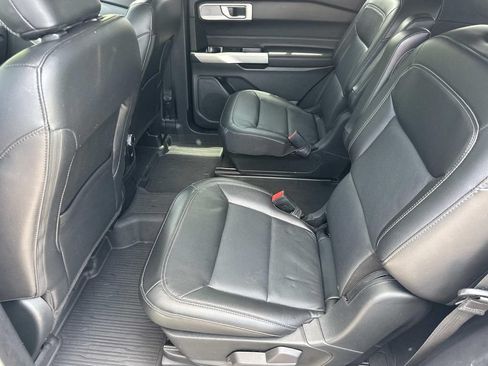 Used 2022 Ford Explorer Limited w/ Equipment Group 301A RWD image 16