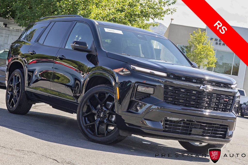Used 2025 Chevrolet Traverse RS FWD image 1