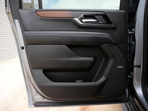 Used 2025 GMC Yukon XL Denali AWD/4WD image 17
