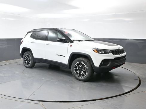 Used 2025 Jeep Compass Trailhawk AWD/4WD image 4
