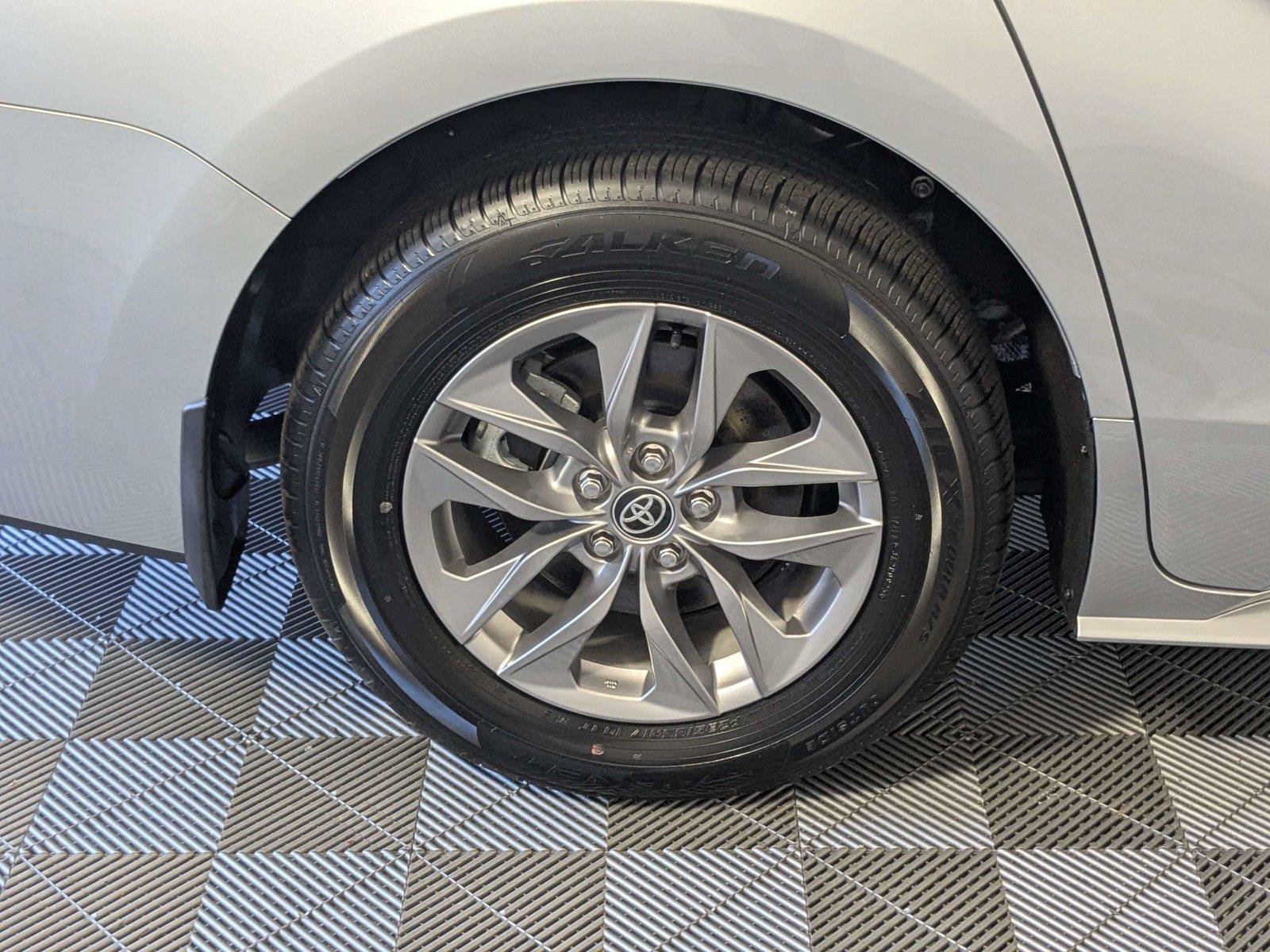 Certified 2025 Toyota Sienna XLE FWD image 9
