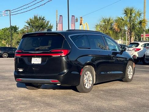 Used 2022 Chrysler Pacifica Touring-L FWD image 3