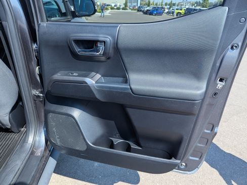 Used 2018 Toyota Tacoma TRD Off-Road w/ Technology Package AWD/4WD image 33