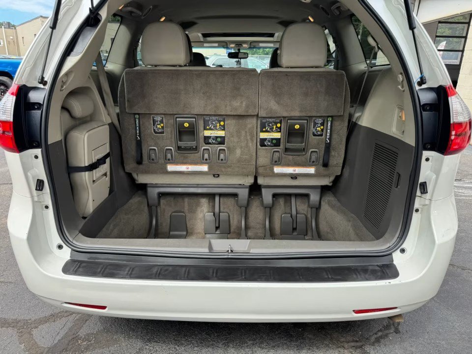 Used 2015 Toyota Sienna XLE FWD image 17