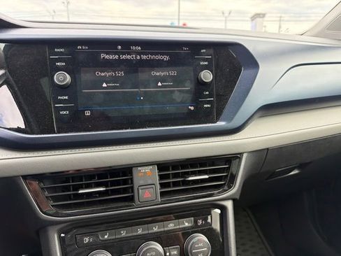 Used 2024 Volkswagen Taos SE w/ Panoramic Sunroof Package AWD/4WD image 17