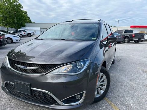 Used 2019 Chrysler Pacifica Touring-L FWD image 1
