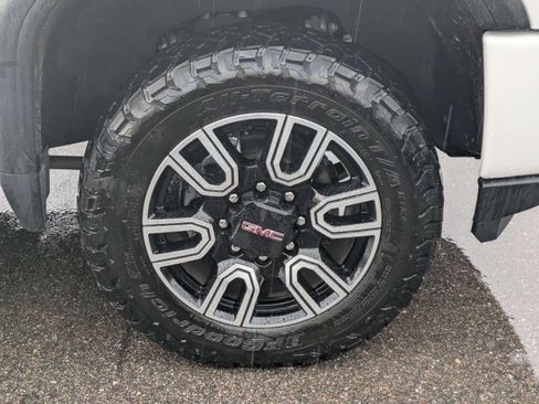 Used 2022 GMC Sierra 2500 AT4 w/ AT4 Premium Plus Package AWD/4WD image 10