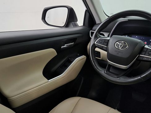 Used 2023 Toyota Highlander XLE AWD/4WD image 22