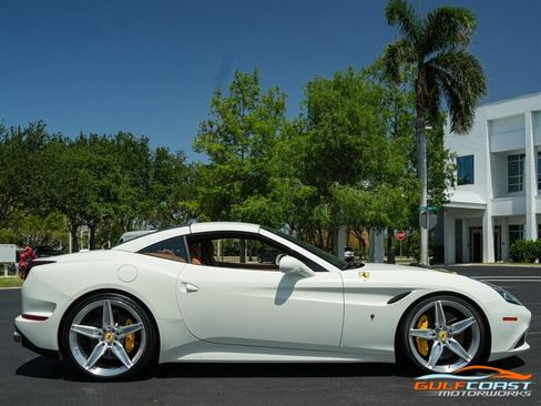 Used 2017 Ferrari California T RWD image 78