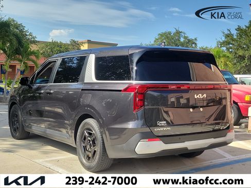 Used 2025 Kia Carnival LX FWD image 7