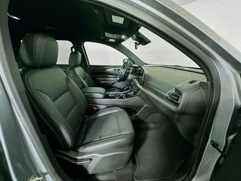 Used 2025 Chevrolet Traverse LT image 34