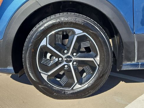 Certified 2023 Kia Niro EX image 12