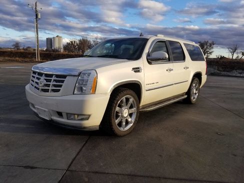 Used 2011 Cadillac Escalade ESV Luxury image 2