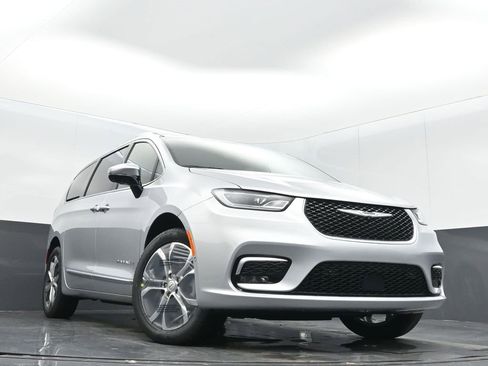 New 2026 Chrysler Pacifica Pinnacle image 32