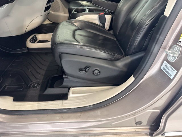 Used 2017 Chrysler Pacifica Touring-L FWD image 36