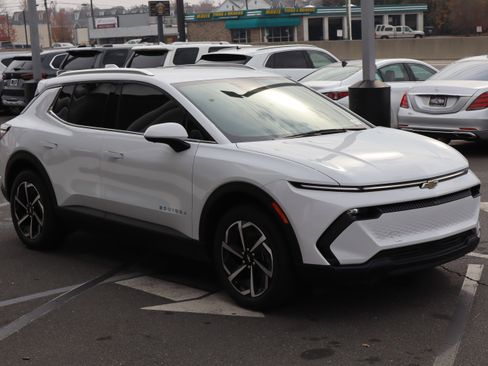 New 2026 Chevrolet Equinox EV LT image 2