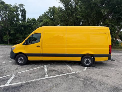 Used 2021 Mercedes-Benz Sprinter 2500 image 8