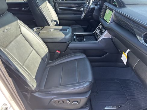 Used 2022 GMC Yukon XL Denali image 16