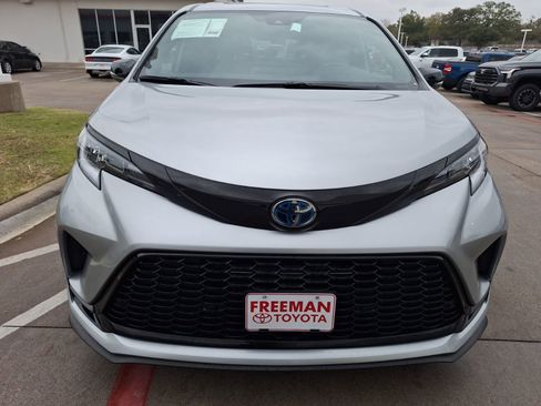 Used 2025 Toyota Sienna XSE image 9