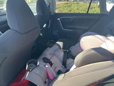 Used 2019 Toyota RAV4 LE image 13