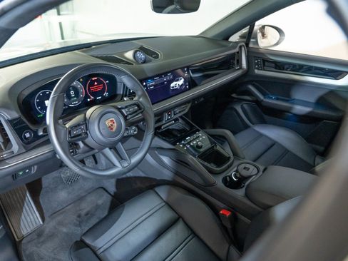 Certified 2024 Porsche Cayenne Coupe AWD/4WD image 4
