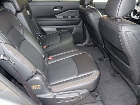 Used 2024 Nissan Pathfinder SL w/ Lighting Package (N92) FWD image 18