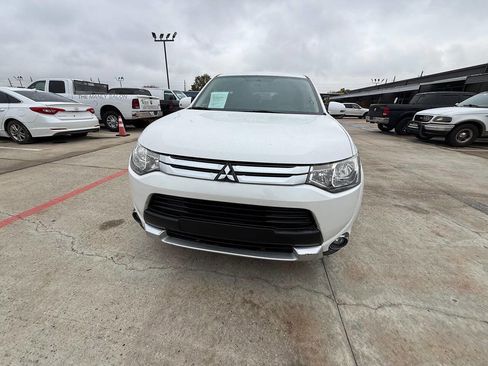 Used 2015 Mitsubishi Outlander SE image 23