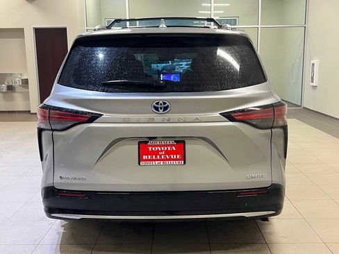 Used 2025 Toyota Sienna Limited image 5