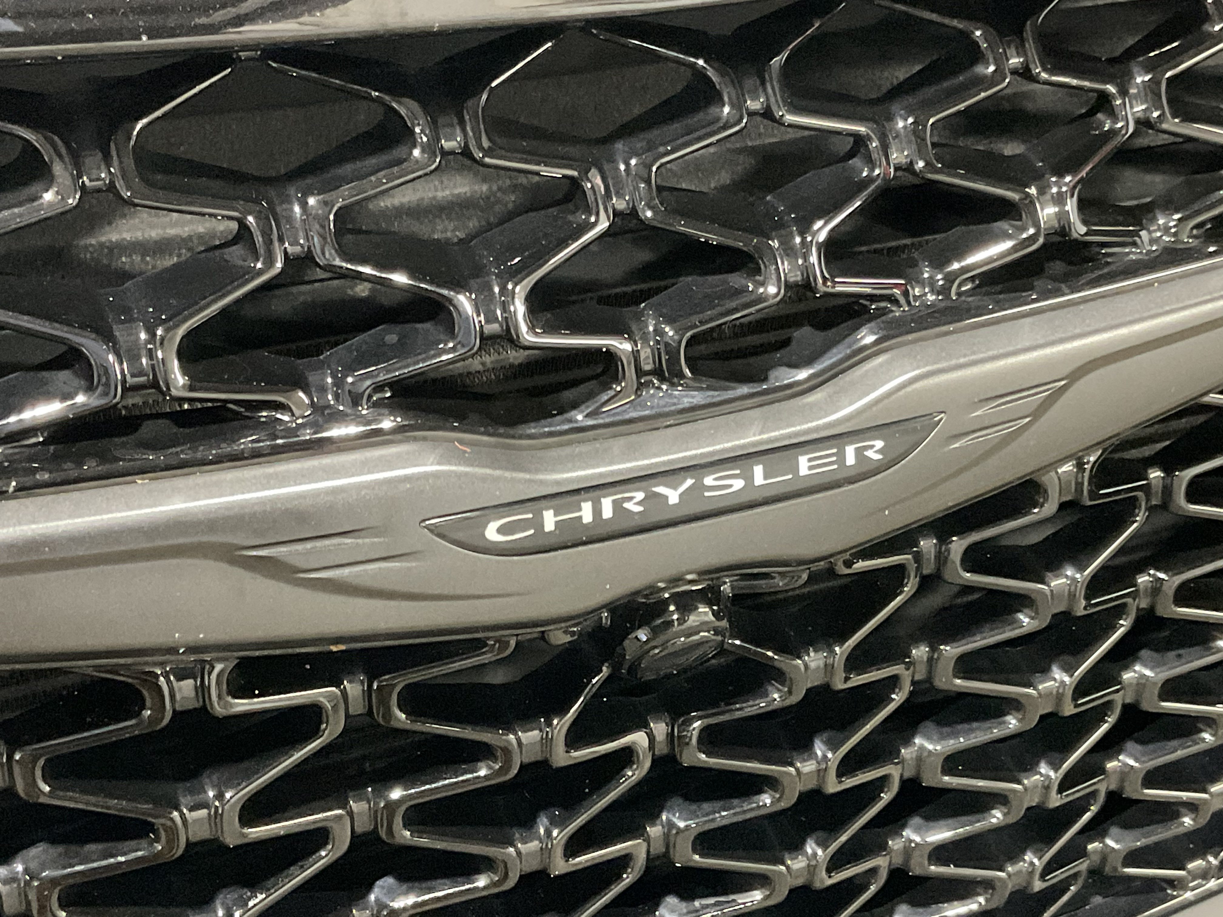 Used 2025 Chrysler Pacifica Limited FWD image 6