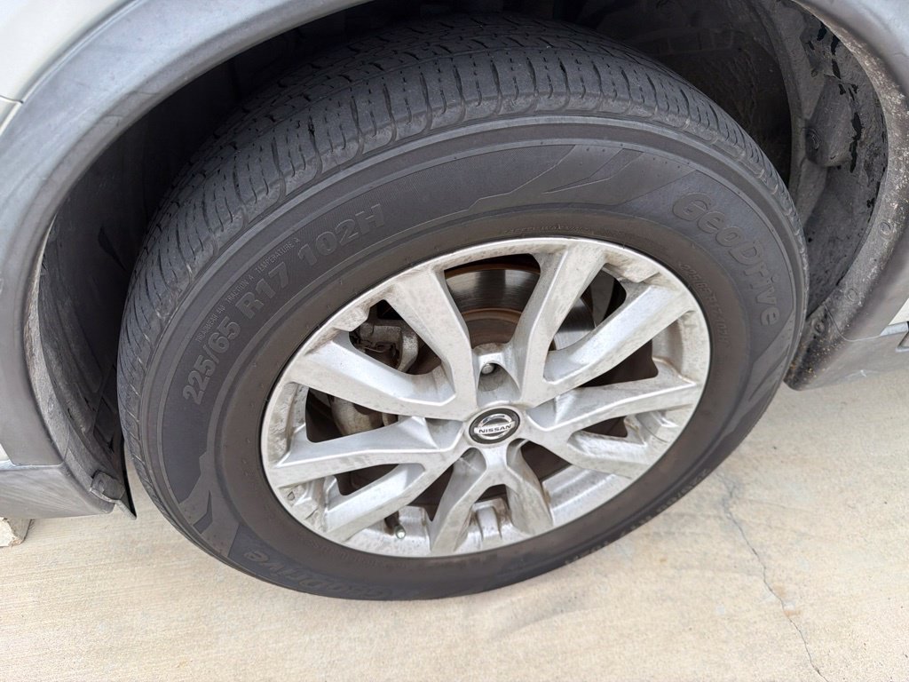 Used 2020 Nissan Rogue SV FWD image 2