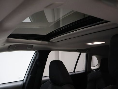 Used 2023 Toyota Corolla Cross LE w/ Moonroof Package image 10