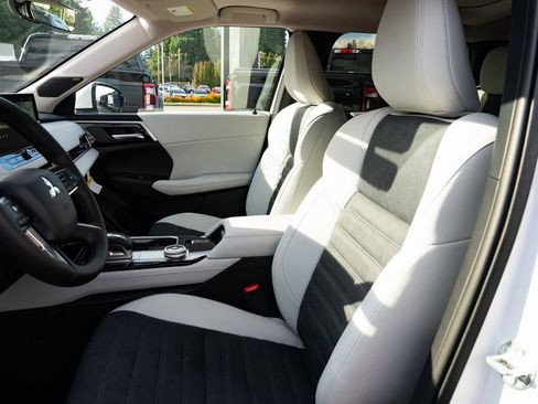 New 2026 Mitsubishi Outlander SE image 19