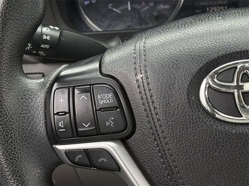 Used 2017 Toyota Highlander LE image 13