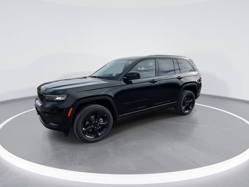 New 2025 Jeep Grand Cherokee Altitude image 4
