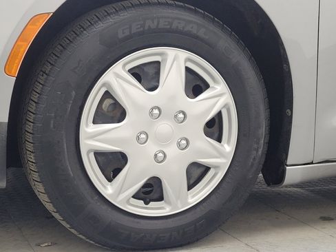 Used 2020 Chrysler Voyager L FWD image 31