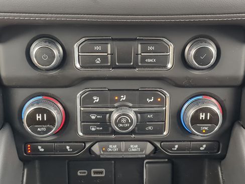 Used 2024 Chevrolet Suburban LT image 24