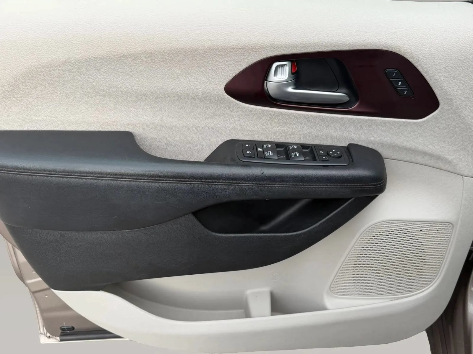 Used 2017 Chrysler Pacifica Limited FWD image 9