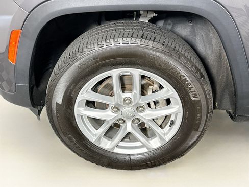 Used 2023 Jeep Grand Cherokee Laredo w/ Luxury Tech Group I AWD/4WD image 11